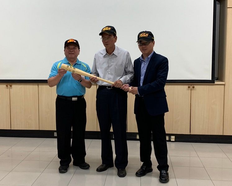 ▲廖敏雄董事長(右2)及教育處陳添丁處長(右)在球棒上簽名後回贈給楊長鉿校長(左)。(圖/記者陳惲朋攝)