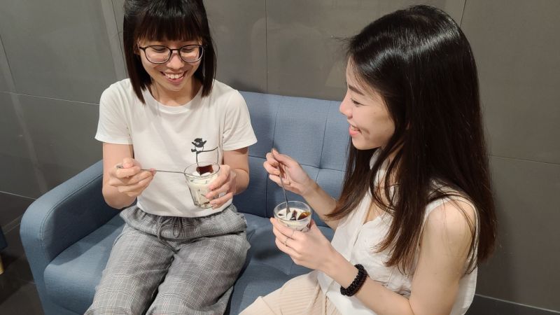 ▲咖啡凍、茶凍等,是許多女生喜愛的輕食甜點,搭配上鮮奶或是奶球後色澤更吸睛,濃郁咖啡及奶香,在味覺與視覺上帶來雙重享受。(圖/資料照片)