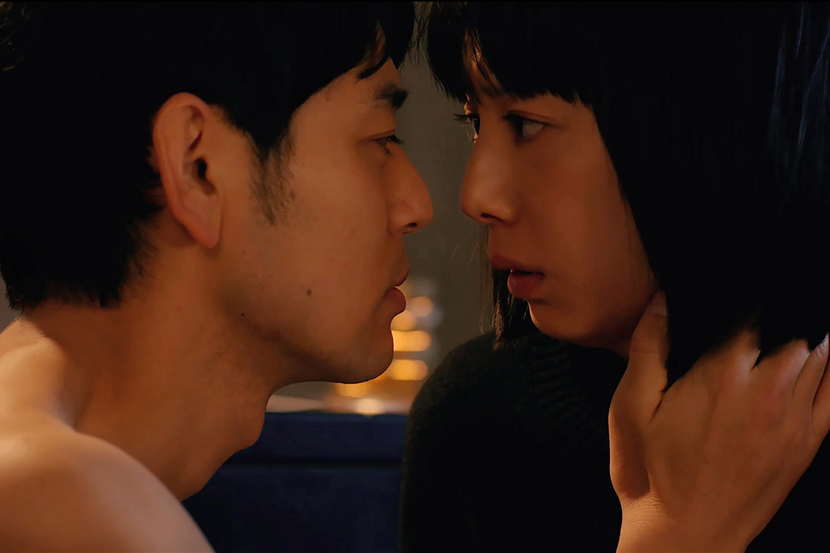 ▲妻夫木聰（左）片中吻遍夏帆全身。（圖／中影）
