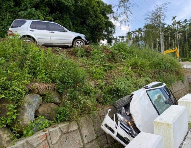 ▲疑似感情糾紛，男開休旅車將女方的自小客車撞落邊坡側溝。(圖／翻攝自露營公社）
