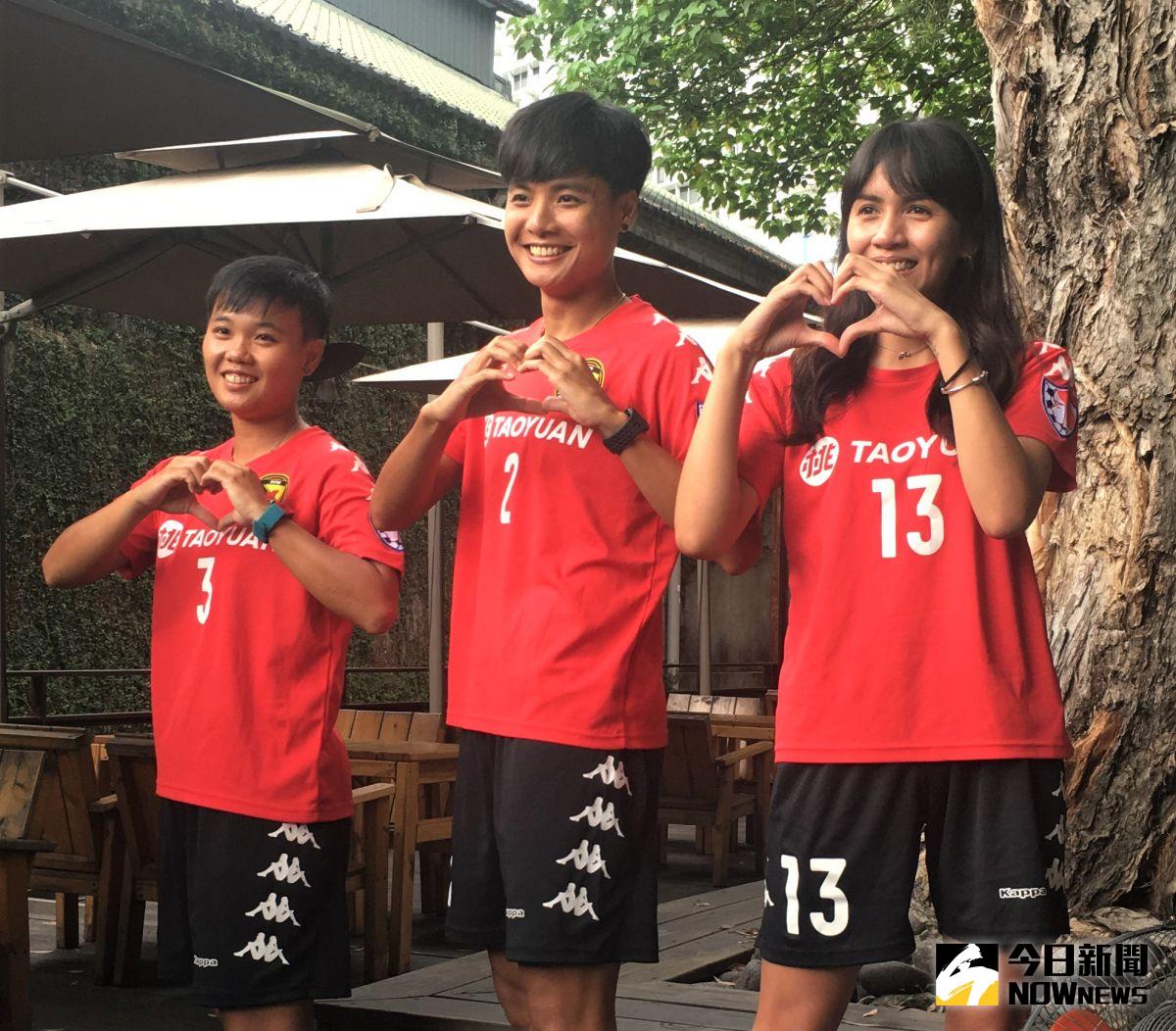 ▲台灣木蘭聯賽首位國際球員、泰國國腳外援-溥奕（Pitsami Sornsai）(中)加盟桃園國際，隊長陳雅君(左)、潘彥昕(右)（圖／鍾東穎攝 ,2020.07.07）