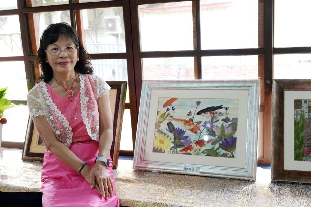 ▲作品總是令人驚嘆的吳佩宜，今（7）日起至10月6日，在鹿港鎮史館推出「花現幸福-植物新視界」押花展。（圖／記者葉靜美攝，2020.07.07）