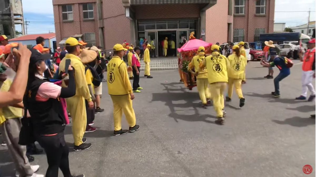 ▲白沙屯媽祖、山邊媽祖停駕西螺果菜市場午休。（圖／翻攝自白沙屯媽祖網路電視台）
