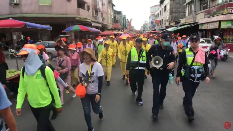 ▲媽祖帶領香燈腳們逛舊西螺果菜市場。（圖／翻攝自白沙屯媽祖網路電視台）