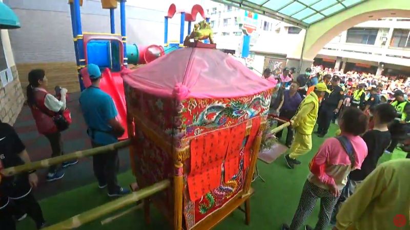 ▲西螺果菜市場攤商全體敬拜媽祖。(圖/翻攝自白沙屯媽祖網路電視台)