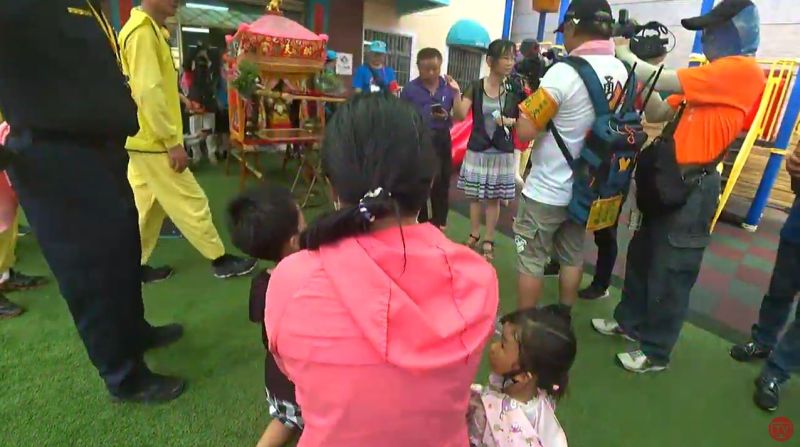 ▲粉紅超跑停幼兒園!家長跪謝媽祖疼孩童(圖/翻攝自白沙屯媽祖網路電視台)