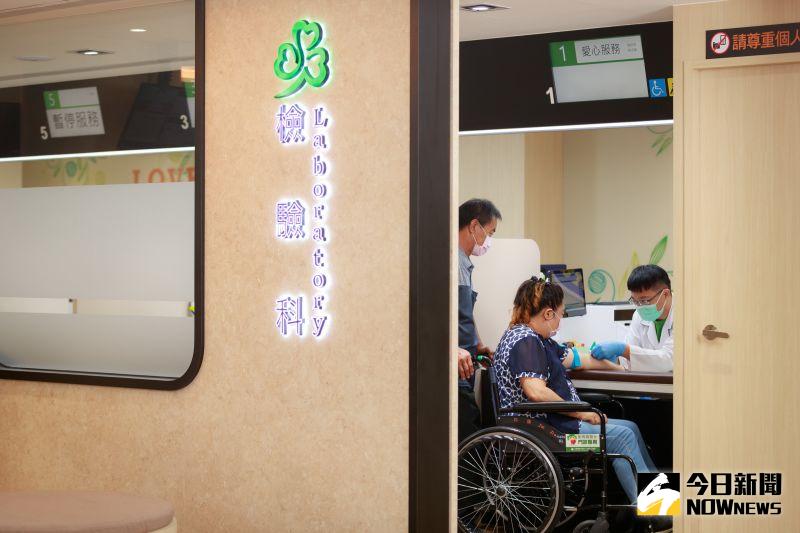▲彰化秀傳紀念醫院正式引進自動化檢驗設備,不僅可減少醫檢師手工作業的步驟與時間。(圖/記者陳雅芳攝,2020.07.07)