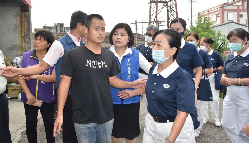▲眾多雲林慈濟人及親友紛紛前往關切。(圖/記者蘇榮泉攝,2020.07.07)