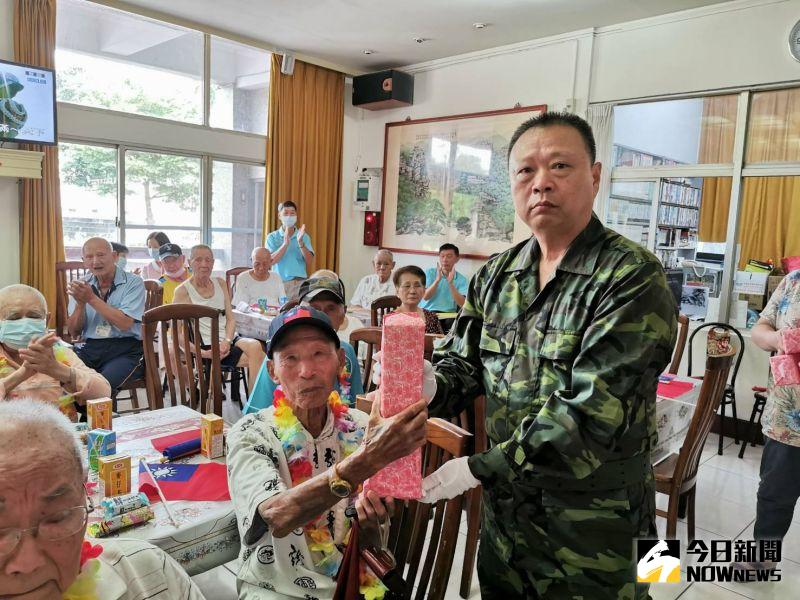▲彰化榮家家主任史浩誠表揚七七抗戰老兵。(圖/記者陳雅芳攝,2020.07.07)