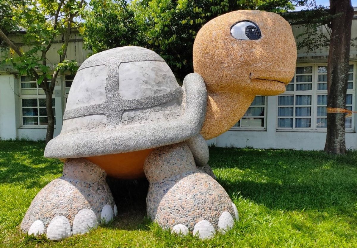 ▲大型石龜公仔成為斗南鎮妹另類的新景點。（圖／記者蘇榮泉攝，2020.07.07）