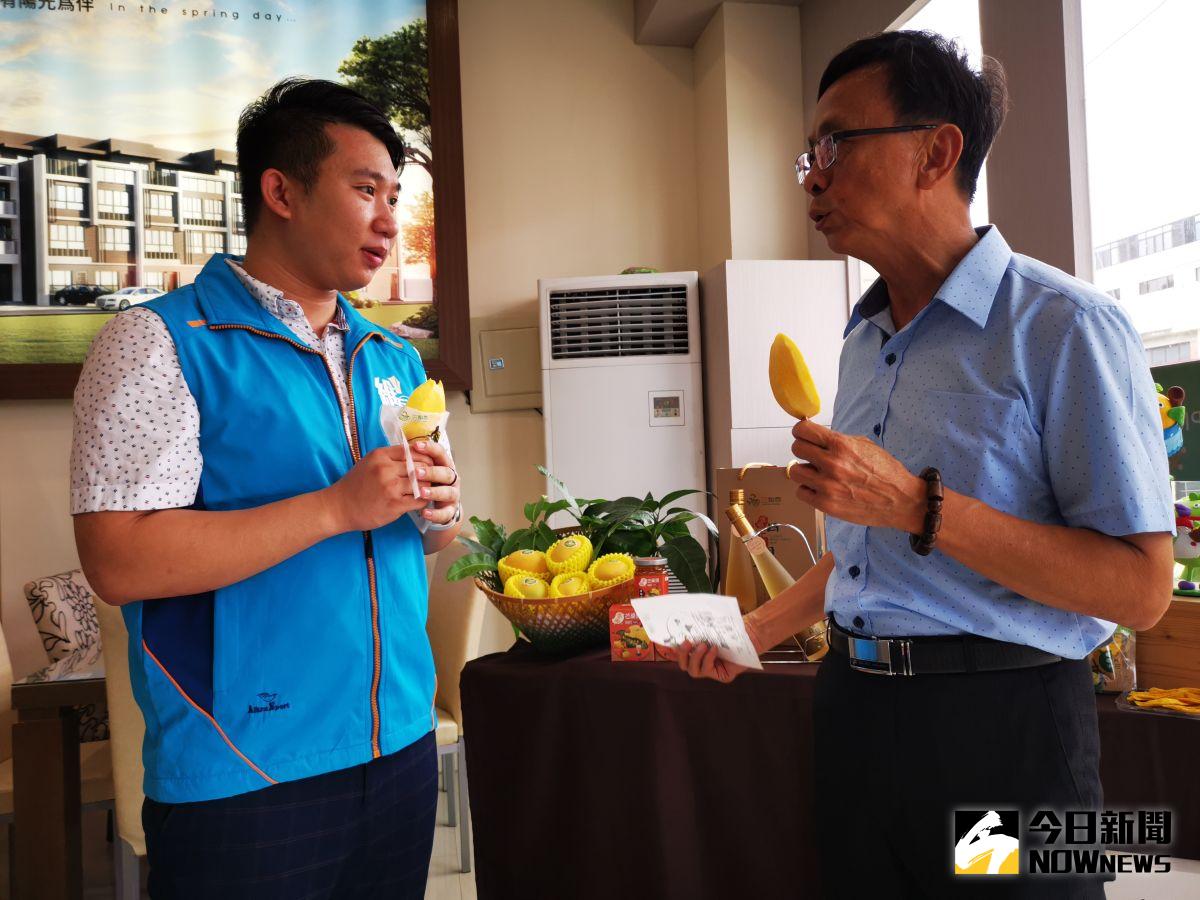 ▲埔心鄉農會總幹事張旗聞（右）感謝維瓦第郭老闆支持在地農民，讓建築業與農業有機會結合一起推銷，埔心金蜜芒果冰棒。（圖／記者陳雅芳攝，2020.07.07）