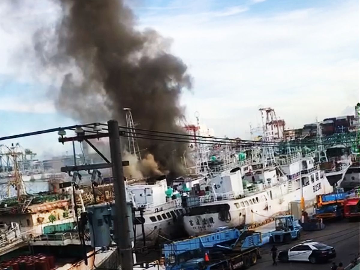 ▲高雄市前鎮漁港今(7)日下午驚傳火燒船意外事故，一艘停靠在前鎮區漁港北一路與漁港中一路口碼頭的遠洋漁船失火，火勢迅速延燒現場濃煙密布。(圖／記者郭俊暉翻攝，2020.07.07)