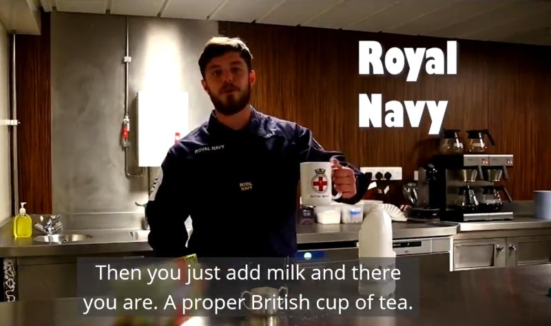 ▲英國海軍示範如何泡茶。（圖／翻攝自推特