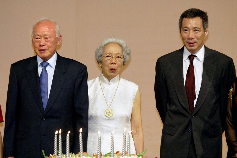 ▲李顯龍於2004年8月起擔任總理。圖為他與父親李光耀、母親柯玉芝於2003年合照。(圖/美聯社/達志影像)