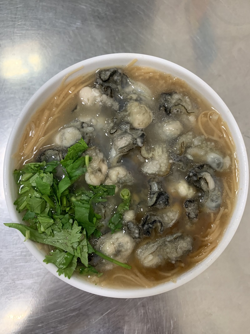 ▲隱身景美夜市的巷弄美食，每一口都吃得到飽滿的蚵仔。(圖/記者康子仁攝)