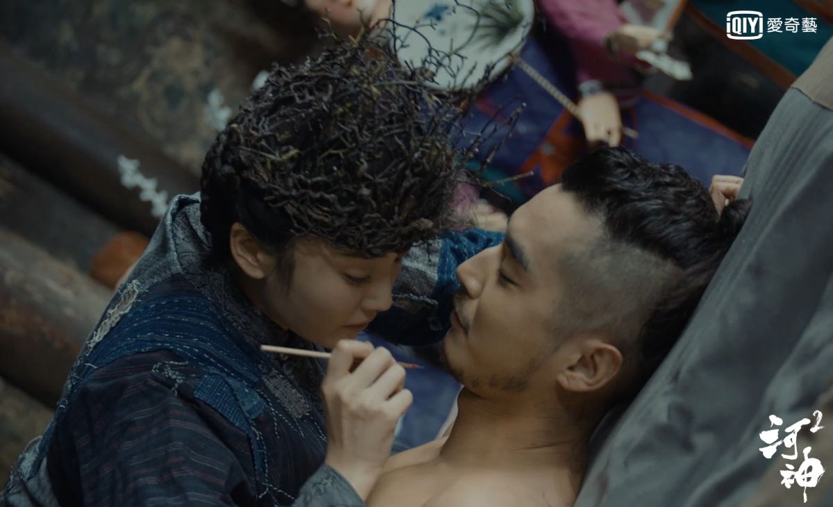 ▲首集為躲過斬殺，王紫璇爬上床跨坐在金世佳身上為他畫畫。（圖 / 愛奇藝台灣站提供）