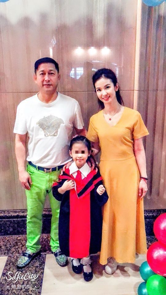 ▲林佐岳(左)與老婆陳小菁、女兒全家福。(圖/林佐岳臉書)