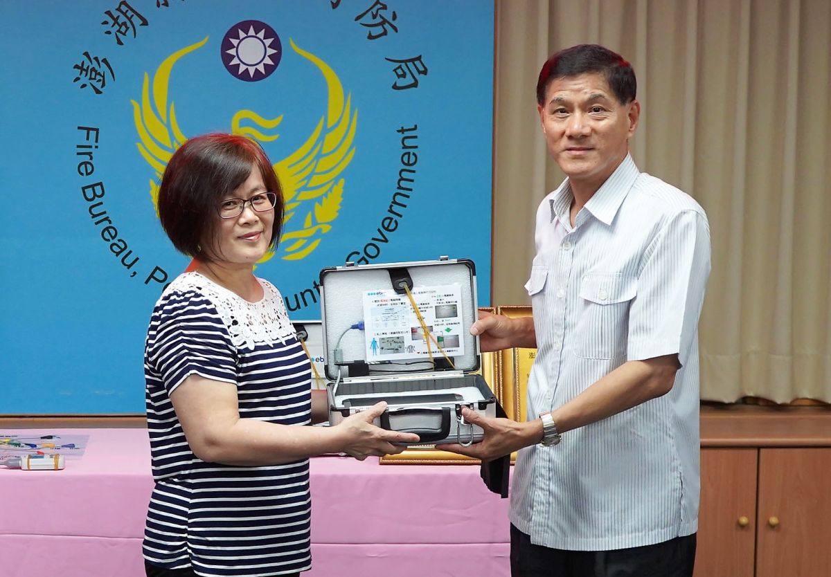 ▲澎湖善心人士黃桃女士家屬捐贈2台到院前救護12導程心電圖機，由消防局長葉天恭代表縣長賴峰偉接受。（圖／澎湖縣消防局提供）