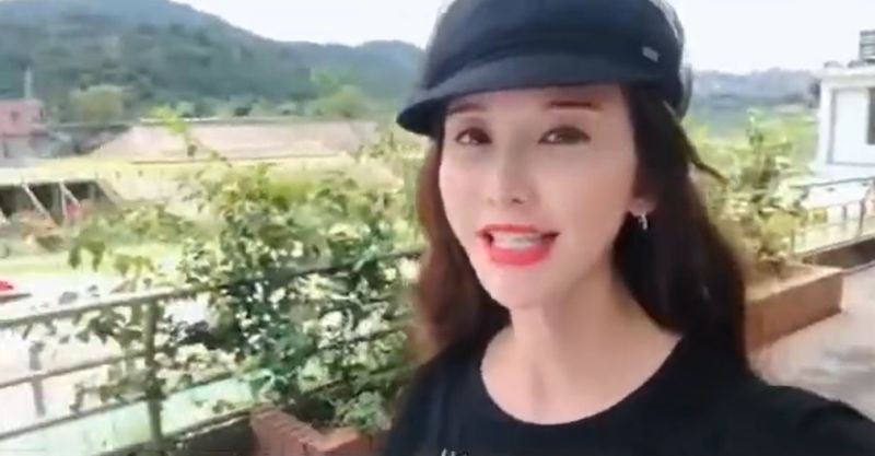 ▲林志玲在動態影片中面相怪異。(圖/)