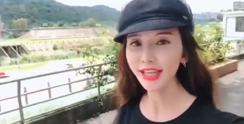 ▲林志玲在動態影片中面相怪異。(圖/)