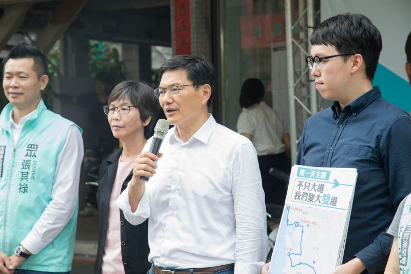 ▲▲民眾黨參選人吳益政表示,校園裝冷氣是手段,治本還是校園減熱、散熱,整個環境議題都要顧及。(圖/吳益政競選辦公室提供)