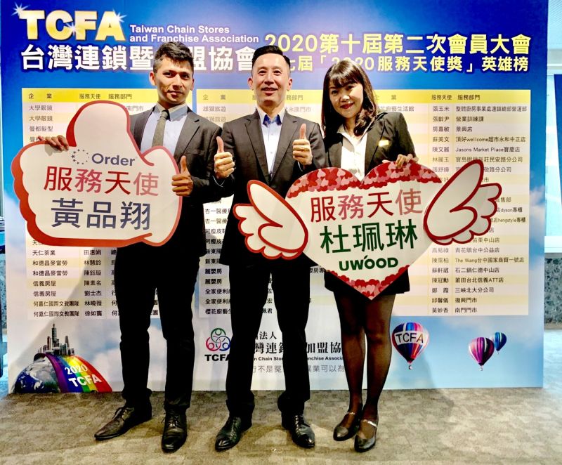 ▲歐德集團馬國慶副董事長(中)祝賀歐德傢俱黃品翔(左一)、優渥實木杜珮琳(右一)獲服務天使獎。(圖/公關照片)