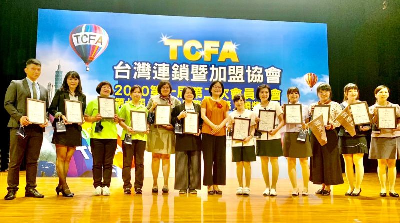 ▲經濟部商業司副司長李鎂(中)頒發服務天使獎給歐德傢俱黃品翔(左一)、優渥實木杜珮琳(左二)。(圖/公關照片)