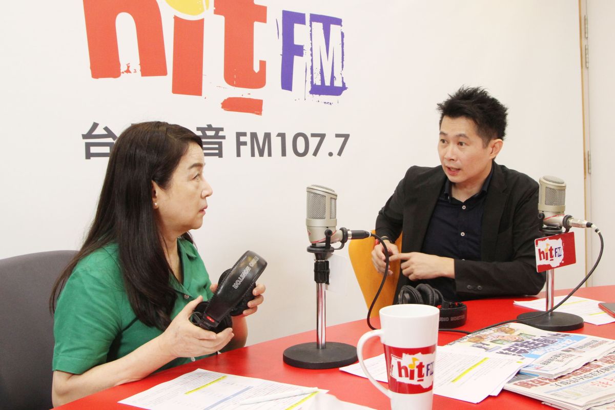 ▲行政院發言人丁怡銘（右）8日接受廣播專訪。（圖／「Hit Fm《周玉蔻嗆新聞》製作單位提供）