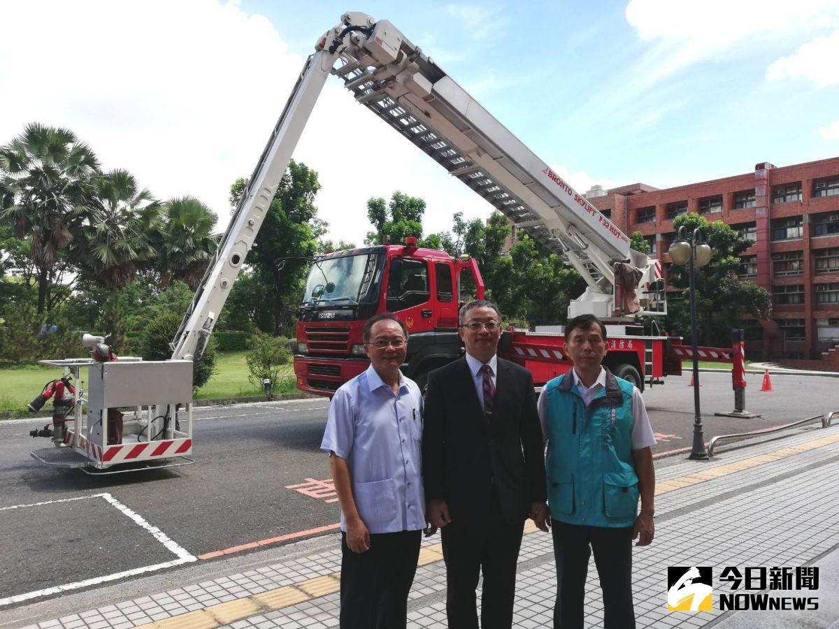 ▲捐贈儀式7月8日上午於吳鳳科大舉行，校長蔡宏榮（中）、民雄鄉長何嘉恒（左）、縣消防局長呂清海歡喜見證。（圖/記者邱嘉琪攝，2020.07.08）