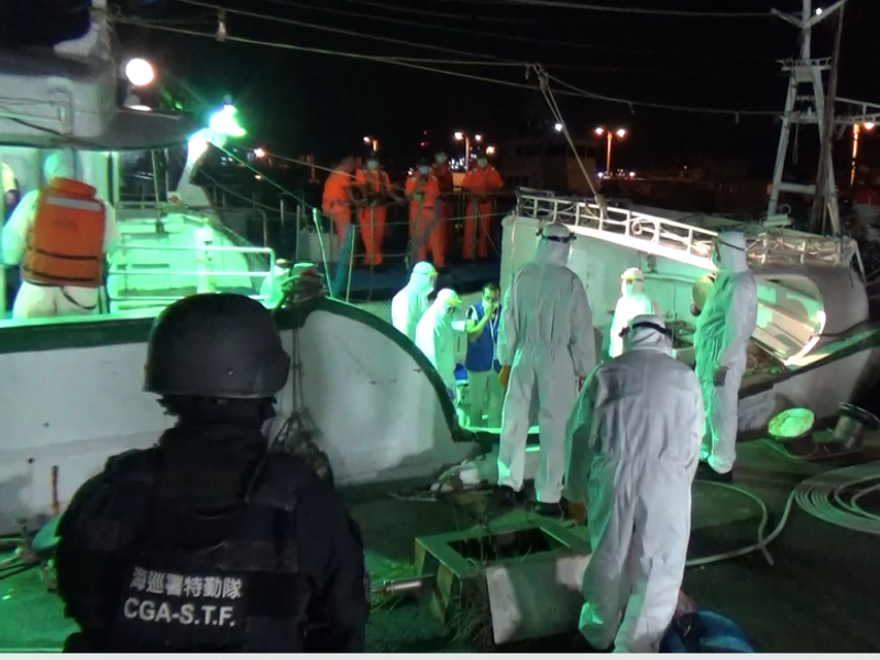 ▲海巡署偵防分署高雄查緝隊查獲我國籍漁船載運30名偷渡犯。(圖／海巡署高雄查緝隊提供) 
