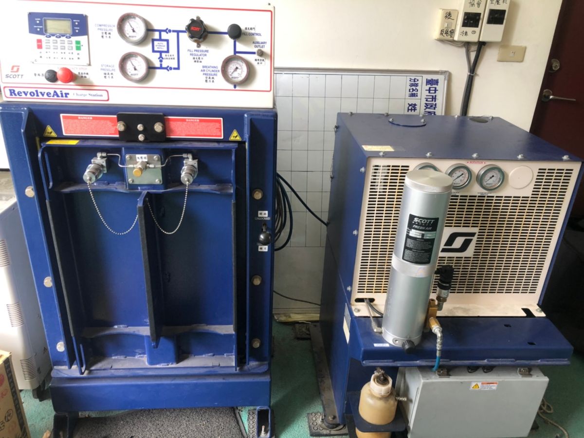 ▲議員賴佳微、江肇國爆出，中市消防隊「固定式空氣壓縮灌充機」發生多台損壞並且都拖很久未修的情況。(圖／江肇國提供2020.7.8)