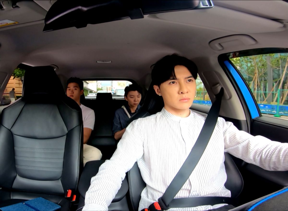 ▲唐禹哲體驗一日司機，竟載到歌手周興哲。（圖 / 三立提供）