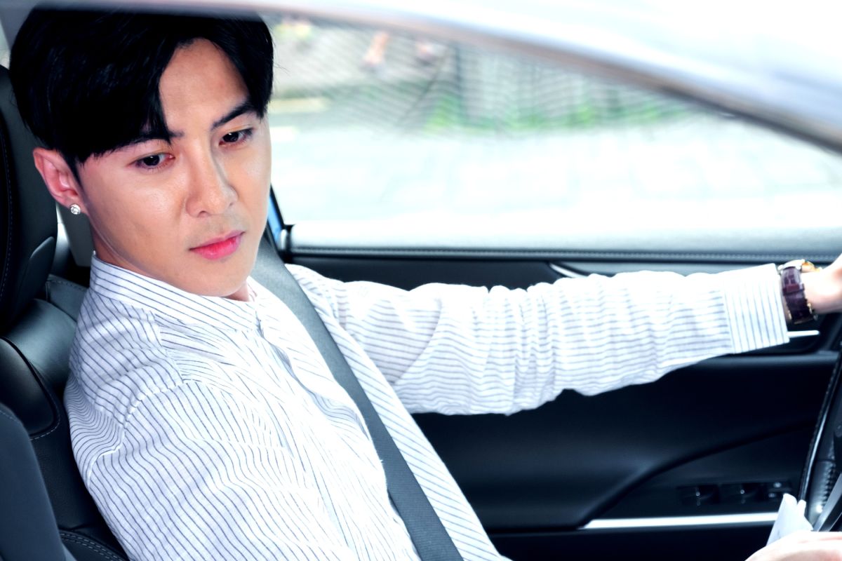 ▲唐禹哲求侯彥西帶他走紅毯。（圖 / 三立提供）