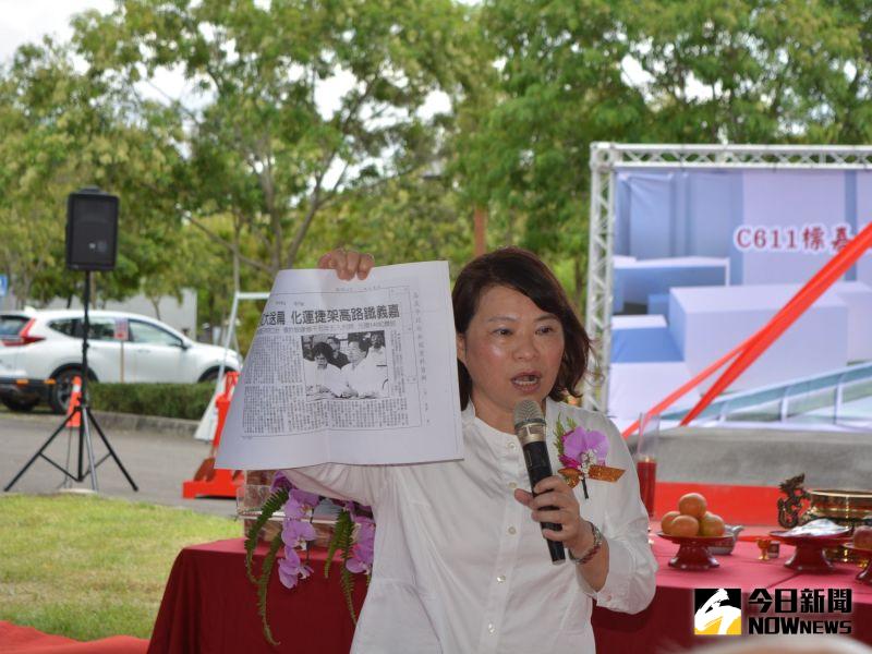 ▲嘉義市長黃敏惠拿出民國92年的新聞報導重申中央應兌現全額補助。(圖/記者郭政隆攝影2020.7.8)