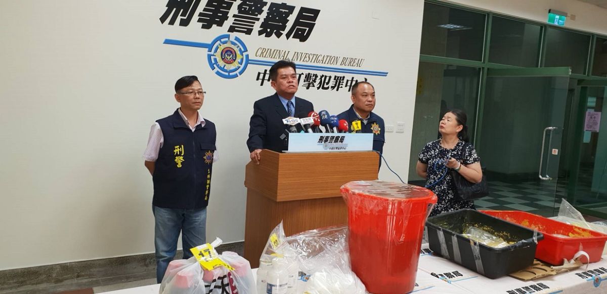 ▲中打中心隊長葉明鐘說明破獲毒品工廠案。(圖/記者鄧力軍攝)