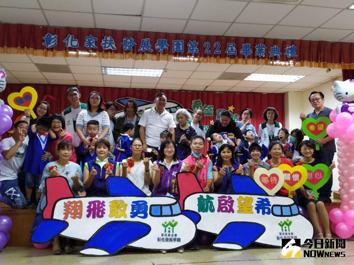 ▲彰化家扶發展學園今(8)日舉辦身心障礙園生第廿二屆畢業典禮，象徵「希望啟航，勇敢飛翔」的飛機，是師長給畢業生的祝褔與鼓勵。（圖／記者葉靜美攝，2020.07.08）