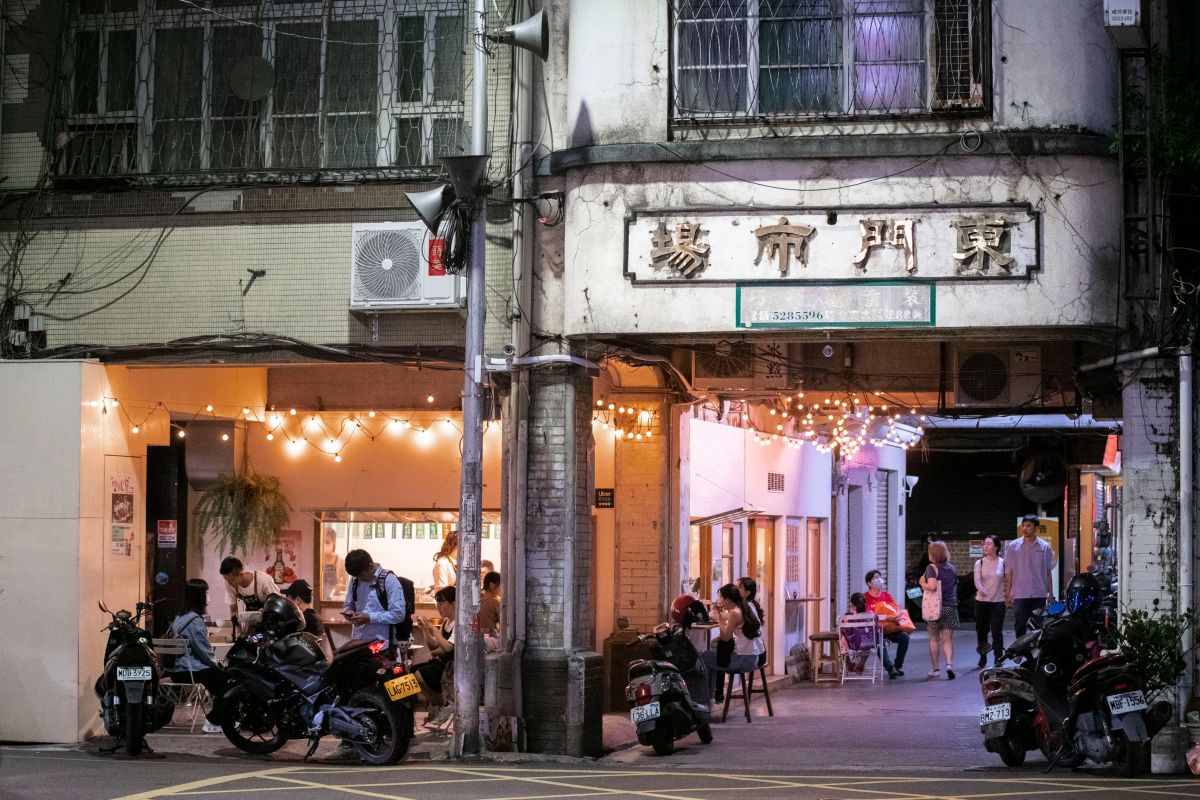 ▲18日下午五點半到八點在新竹市東門市場將舉辦「懂吃懂吃之夜」，還有不插電演出。（圖/記者金祐妤翻攝,109.7.8）