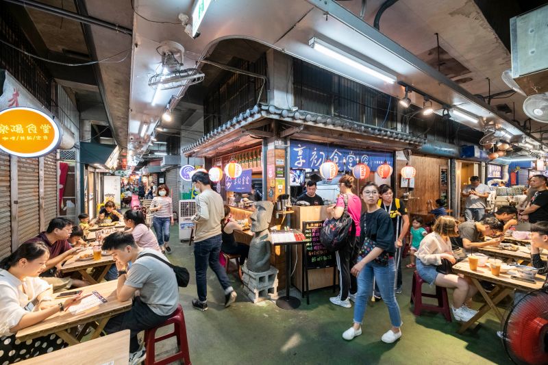 ▲新竹市東門市場內的30幾家攤商自即日起推出3倍券優惠。(圖/記者金祐妤翻攝,109.7.8)