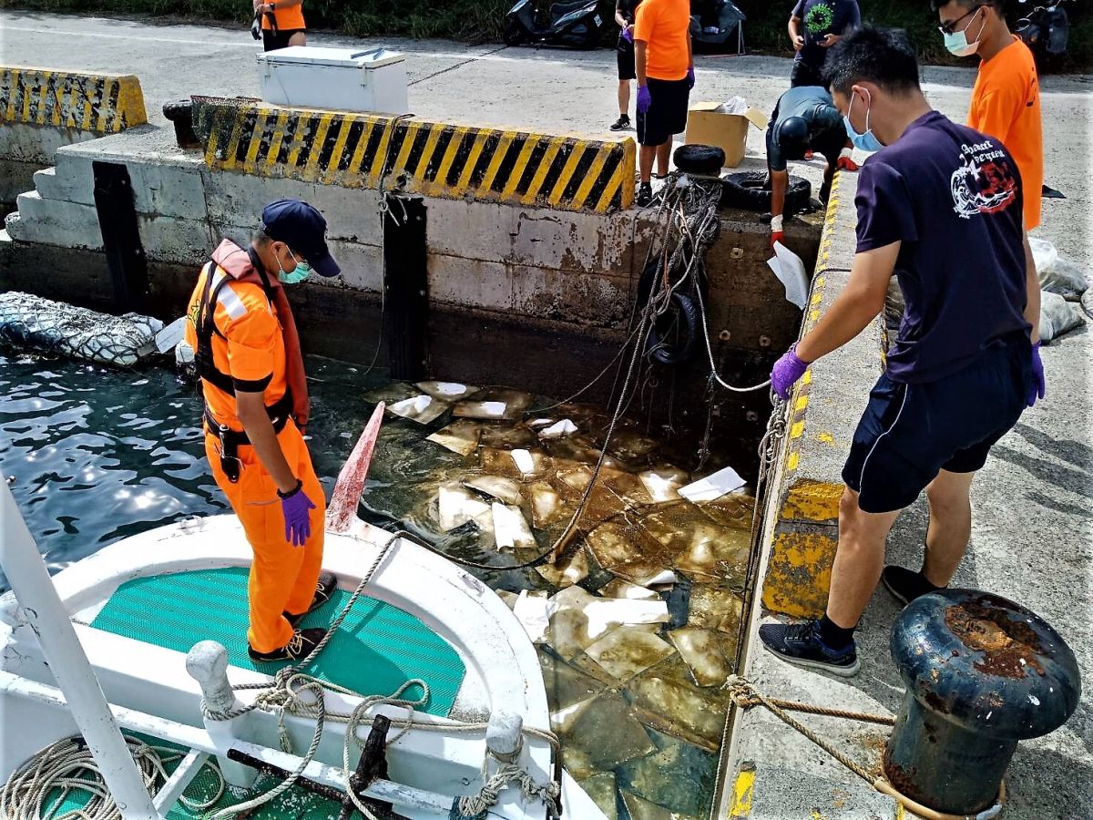 ▲山水漁港安檢實施港區巡邏勤務時，突然發現港區有黑色不明油污漂浮，面積大約9平方公尺，於是立即啟動「油污染防治機制」。（圖／澎湖縣政府提供）