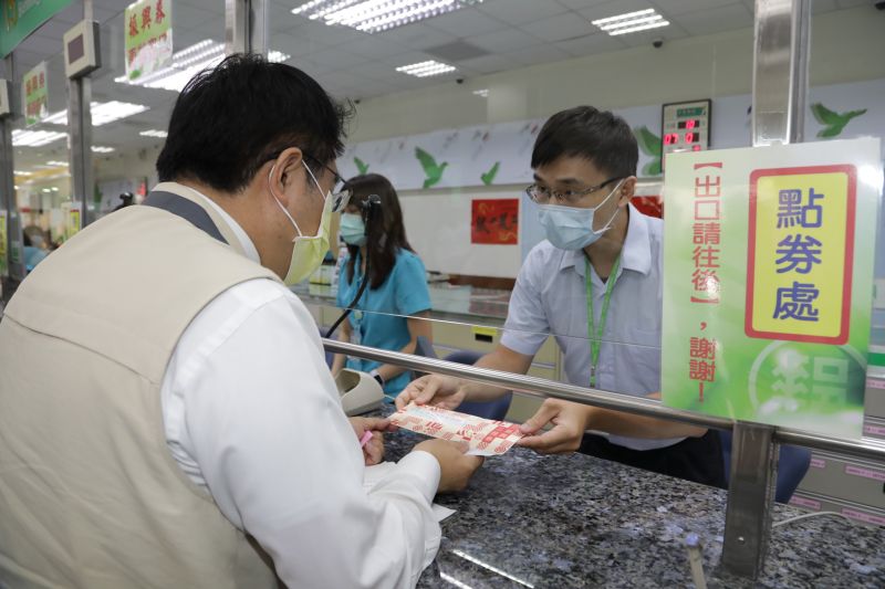▲黃偉哲實地試領三倍卷。(圖/台南市政府提供)