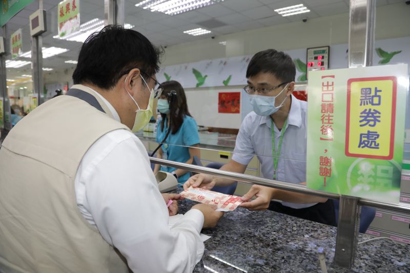 ▲黃偉哲實地試領三倍卷。（圖/台南市政府提供）