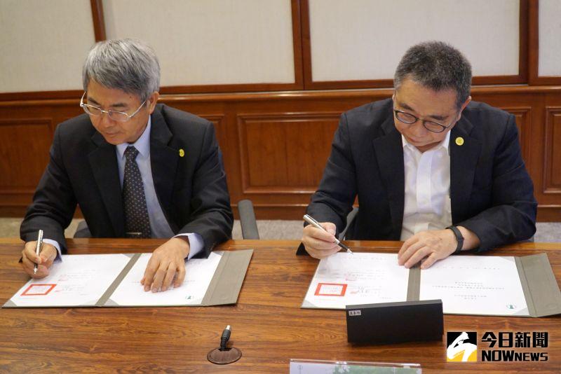 ▲大葉大學校長梁卓中(右)與穎西工業總經理林金柱(左)代表雙方簽約。(圖/記者陳雅芳攝,2020.07.08)