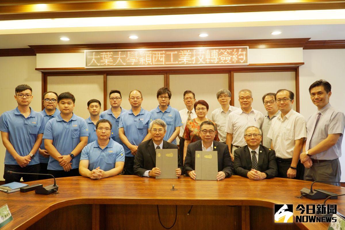 ▲大葉大學與穎西工業舉辦簽約儀式，技轉智慧病床技術。（圖／記者陳雅芳攝，2020.07.08）