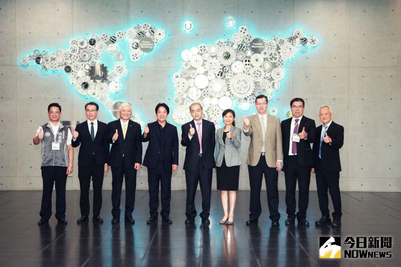 ▲賴清德今天參訪工業電腦大廠研華科技,並在研華科技公司內以研華科技產品拼成的世界地圖前合影留念。(圖/記者李春台攝,