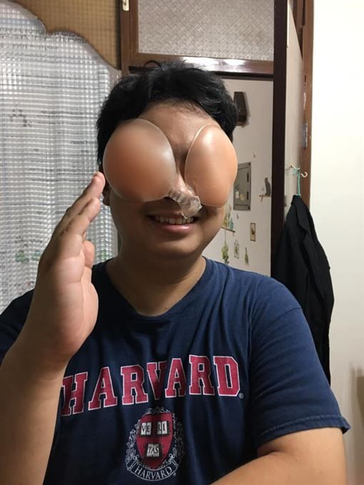 ▲網友用自己老婆的貼身衣物來Cosplay。(圖/翻攝爆廢公社)