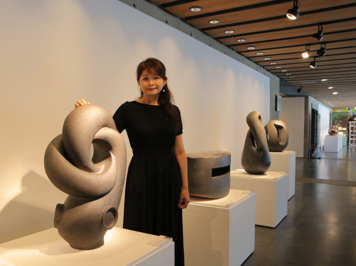 ▲賴羿廷運用傳統製作水缸的手擠坯古技法，結合西方美學及東方宗教思維，創作造型多變且賦律動感的現代作品。（圖／陶博館提供）