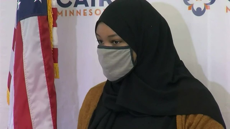 ▲美國明州 1 名 19 歲的女穆斯林艾莎，近日在咖啡店遭到歧視。（圖／翻攝自 Fox 19 ）