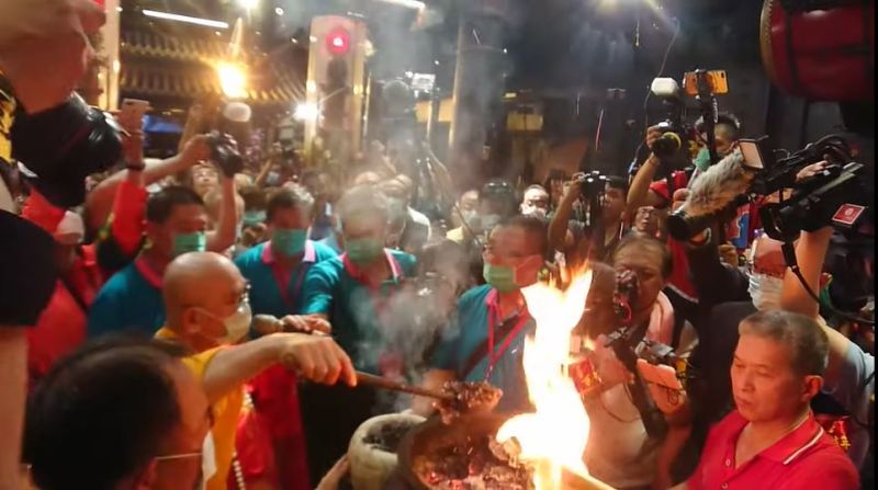 ▲刈火儀式是這趟進香之旅最重要的一刻。(圖/翻攝自白沙屯媽祖網路電視台。)