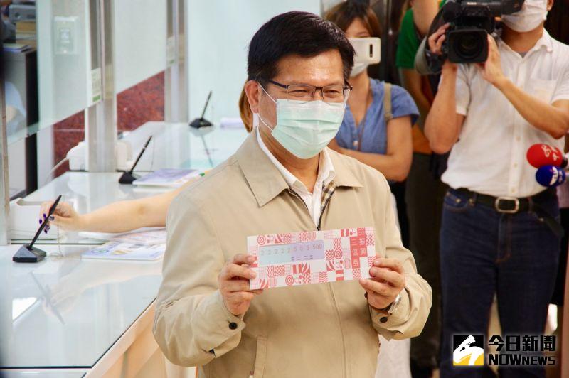 ▲交通部長林佳龍視察郵局三倍券法放演練,呼籲民眾不要急於一時,郵局也要制訂標準作業程序,避免爭議發生。(圖/記者陳致宇攝)