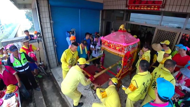 ▲媽祖回鑾全程蓋布不露臉。（圖／翻攝自白沙屯媽祖網路電視台）